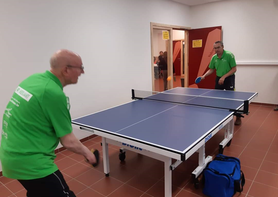 TTC Hoeilaart en lokale bedrijven sponsoren tafeltennistafel voor middelbare school Vonk!
